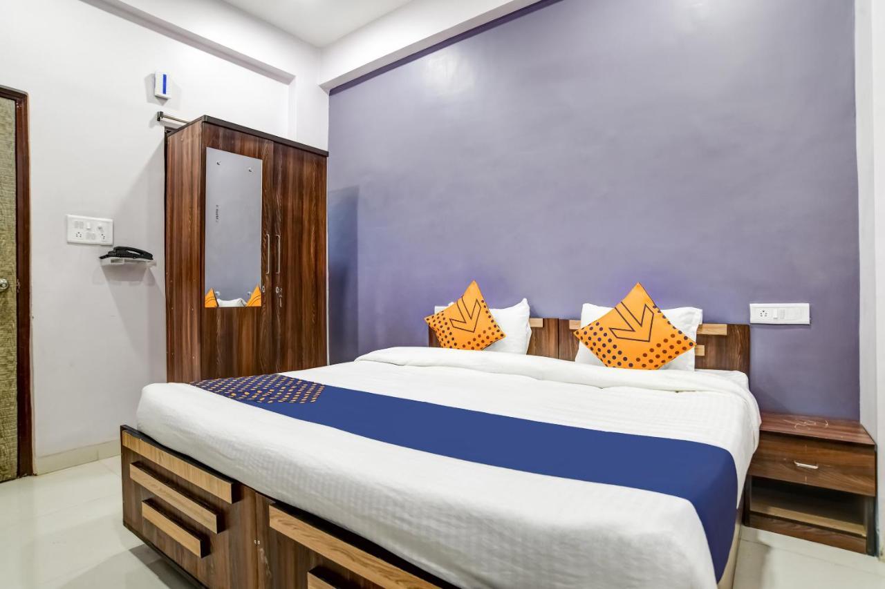 Spot On 76764 Lux 2* Indore
